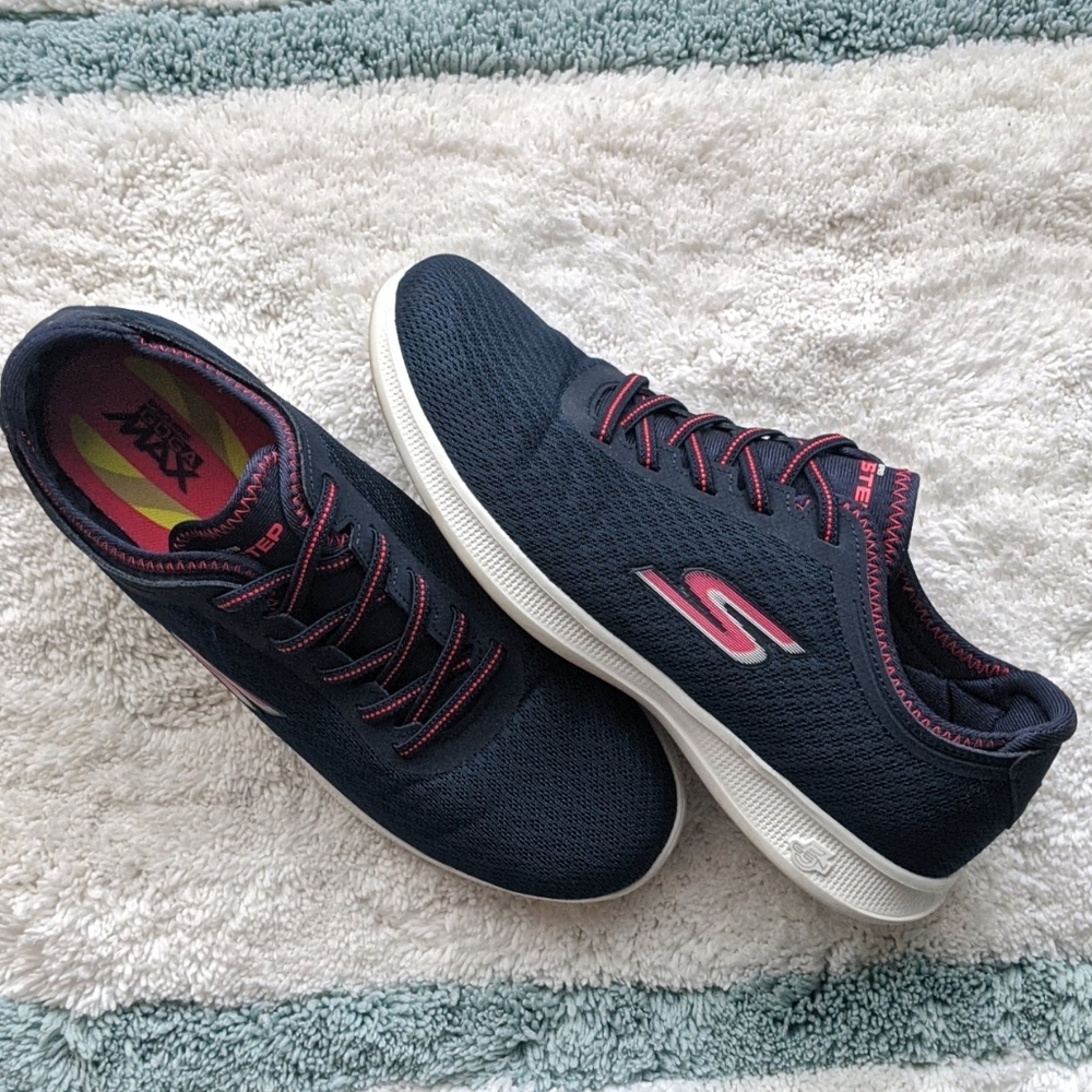 Tennis shoes